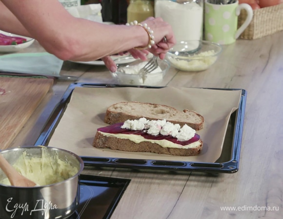 На этот же кусок выложить слой свеклы и слой козьего сыра.