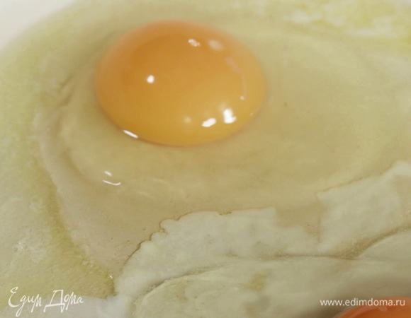 Сковороду разогреть с оливковым и сливочным маслом. Пожарить яичницу-глазунью.