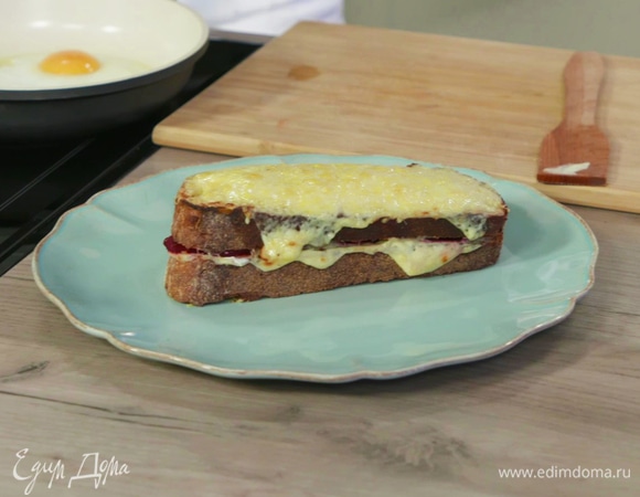 Запеченный бутерброд выложить на блюдо.