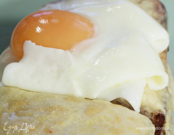 Разрезать его пополам, на каждую половину выложить по одному жареному яйцу и посолить.