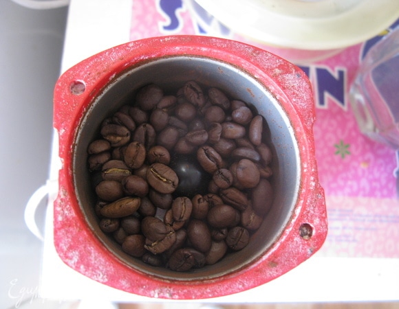 Кофе обязательно в зернах. У меня 50% робусты и 50% арабики.