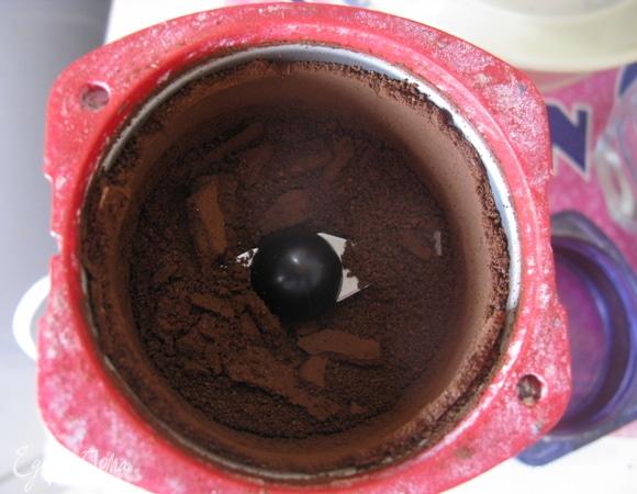 Мелем в кофемолке в мелкодисперсную пыль.