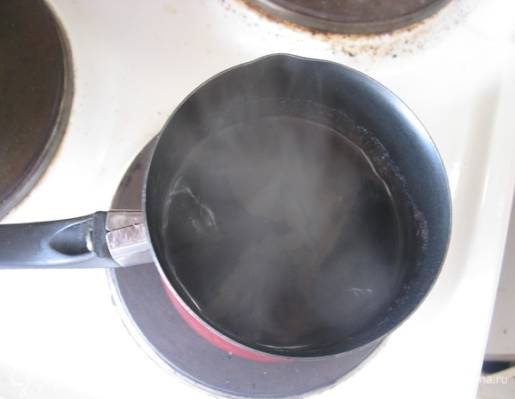 Заливаем воду в кастрюльку или в турку и ставим на плиту. Кладем кофе в холодную воду и варим его, даем 3 раза подняться и опасть пенке.