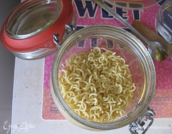 Вот такие макароны у нас сегодня. Кладем в кипящую воду и варим 10 мин. Приправив воду морской солью.
