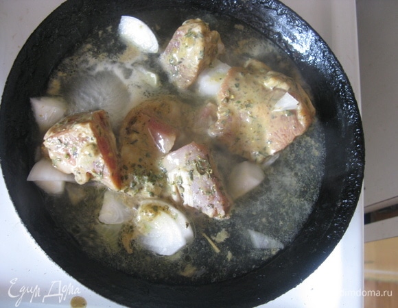 Тушим индейку на малом огне со специями, зеленью, сметаной.