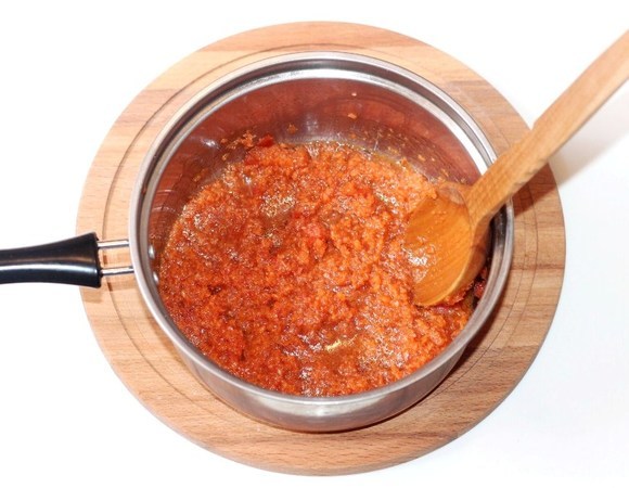 Выливаем овощную смесь в сотейник. Добавляем растительное масло, молотый душистый перец. Сотейник ставим на плиту и варим смесь на медленном огне 15 минут, временами помешивая.