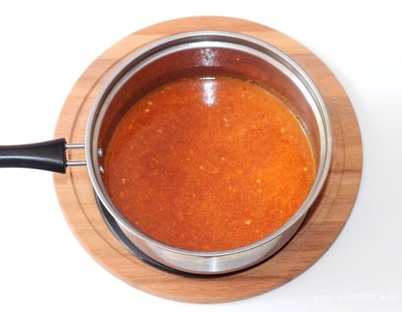 В одном стакане воды размешиваем томатную пасту и выливаем в сотейник. Добавляем щепотку сахара и соль. Доводим соус на медленном огне до кипения.