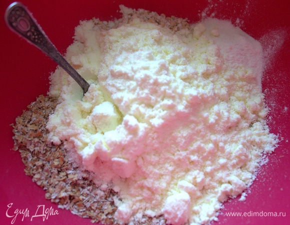 Всыпать сухое молоко и соль.