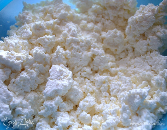 Творог у меня зернистый. Беру сразу брикет 1 кг и пересыпаю в коробку для длительного хранения. Если творог пастообразный, можно обойтись без йогурта/сметаны.