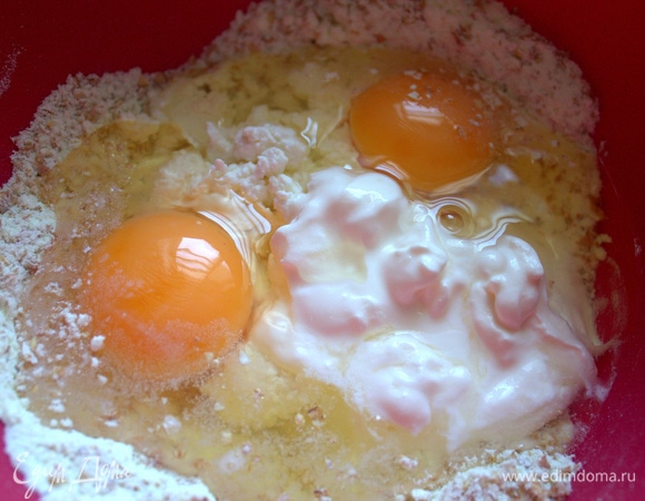 Вбить яйца + творог и йогурт или сметана.