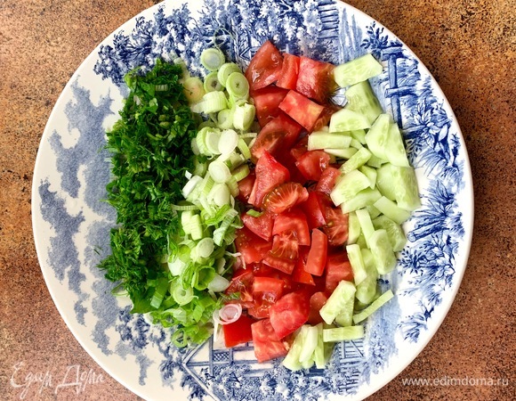 Нарезаю помидор, лук, укроп, очищенный от шкурки огурец. Выкладываю на тарелку, солю.