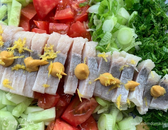 Филе сельди нарезаю, сверху кладу горчицу, лимонную цедру. Поливаю оливковым маслом.