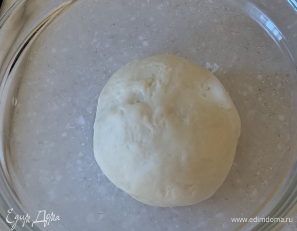 Замешиваем тесто: дрожжи смешиваем с теплой водой, пусть постоят 5 мин, добавьте в воду немного сахара, чтобы они быстрее сработали. Далее добавляем просеянную муку, соль, оливковое масло. Вымешиваем, вот так должно выглядеть. Если липнет сильно к рукам, добавляйте еще муки, если рвется — воды (все как обычно). Оставляем, пусть постоит немного в теплом месте и поднимется.