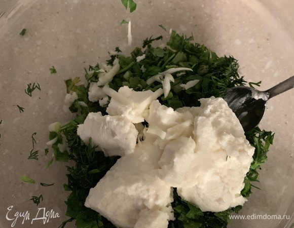 Режем зелень. Я беру кинзу, петрушку, укроп, зеленый лук. На терке трем сыр (у меня сулугуни) и добавляем творожный сыр, немного соли (ориентируйтесь по солености сыра), все перемешиваем и формируем из этого всего на две лепешки два шарика.