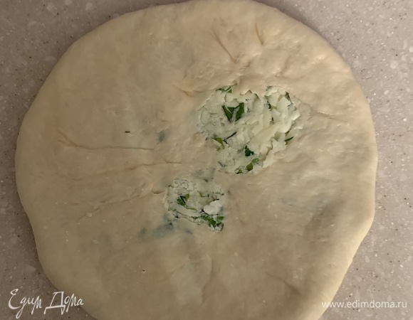 Потом руками прижимаем и скалкой раскатываем до тонкой лепешки, сверху могут образоваться вот такие дырочки, это нормально. Если их нет, нужно сделать проколы вилкой, чтобы воздух выходил, но я оставляю так. Сверху можно посыпать сыром. Выпекать 10–12 минут при температуре 180–200°C. Приятного аппетита!