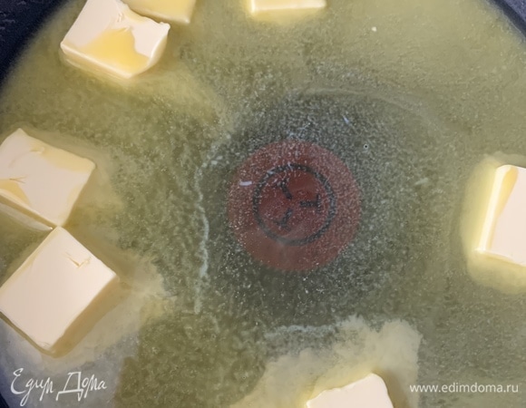 Растопить сливочное масло, я это делаю на маленьком огне на сковороде. Около минуты это происходит.