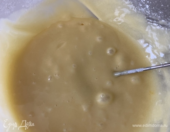 Муку, смешанную с 1/2 ст. л. разрыхлителя, добавляем к смеси. Все тщательно перемешиваем. Тесто получается средней густоты. Добавляем также ванильный экстракт для аромата.