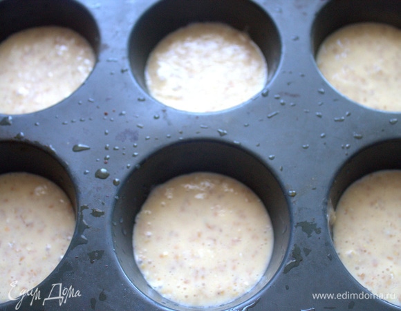 По 1,5 ложке теста налить в ячейки для маффинов.