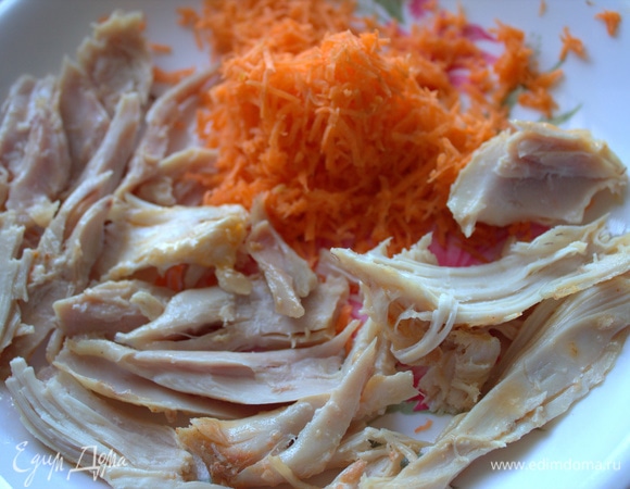 Для пирожковой начинки взяла курочку гриль и тертую сырую морковь. Можно грибы и лук обжарить.