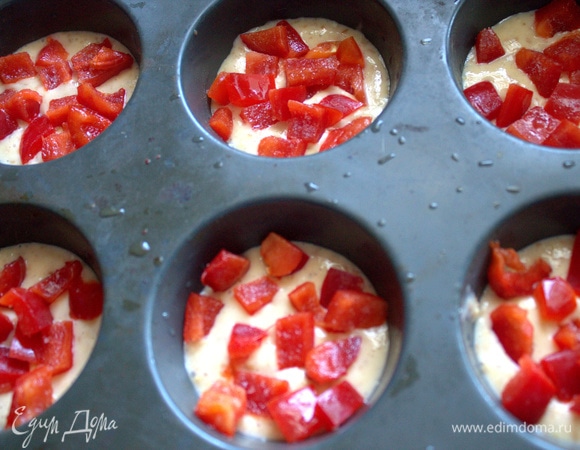 Насыпать перец в тесто.