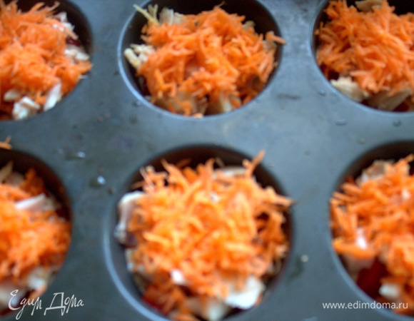 Посыпать морковкой.