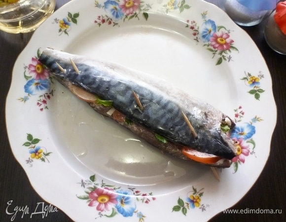 Скрепить разрез зубочистками. Сбрызнуть оливковым маслом.