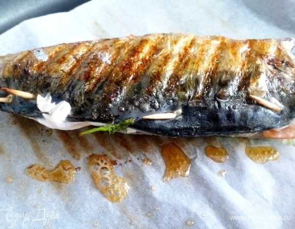 Разогреть гриль и жарить рыбку по 2–3 минуты с каждой стороны до золотистых полосочек.