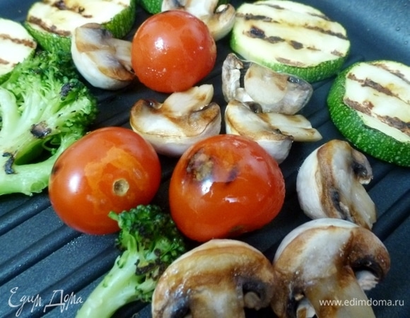 Для гарнира на гриле обжарить овощи и шампиньоны.