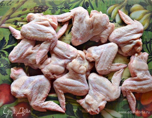 Подготовить куриные крылышки. У меня получилось 10 шт. Каждое крыло натрите слегка солью.