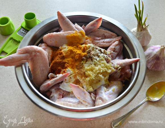 В отдельной емкости смешайте йогурт, измельченный чеснок и специи, добавьте к крылышкам. А можете, как я, добавить все составляющие маринада к крылышкам и хорошо перемешать.