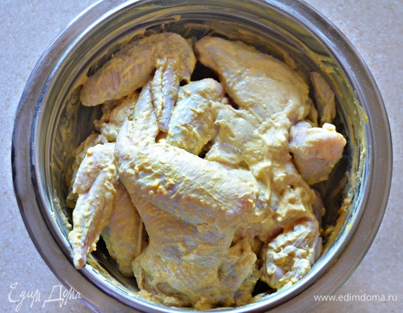 Миску с крылышками накройте пищевой пленкой и поставьте на ночь в холодильник.