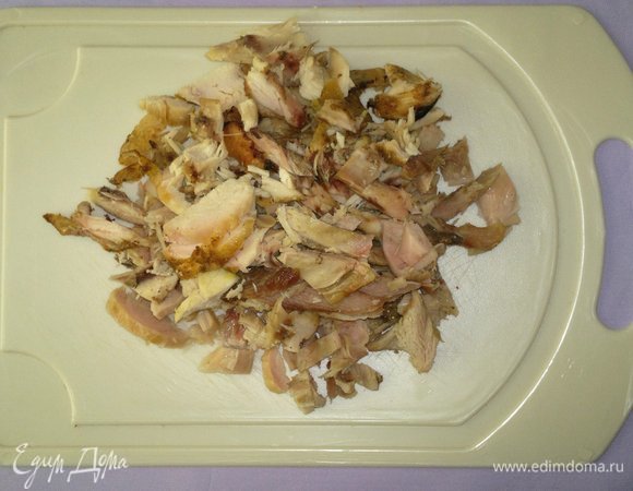 Куриное мясо нарезать маленькими кусочками. У меня жареная курица. Можно брать вареную, копченую, любые мясные продукты.