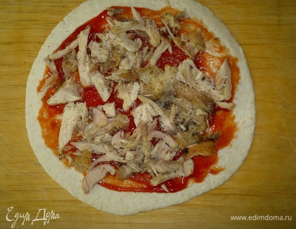 На соус выложить часть нарезанного мяса. Немного посолить и поперчить.