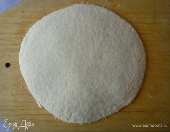Выложить вторую лепешку на сыр и слегка придавить. Таким же образом собрать две других кесадильи.