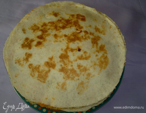 Таким же образом обжарить остальные кесадильи.