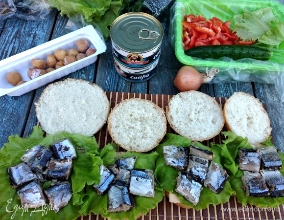 Далее лист салата, кусочки нежной сайры ТМ «Капитан Вкусов».