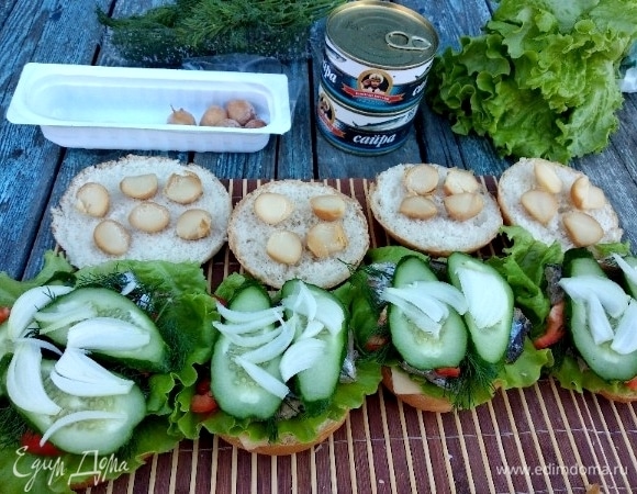 Дольки огурца, лук, сверху — копченый сыр.