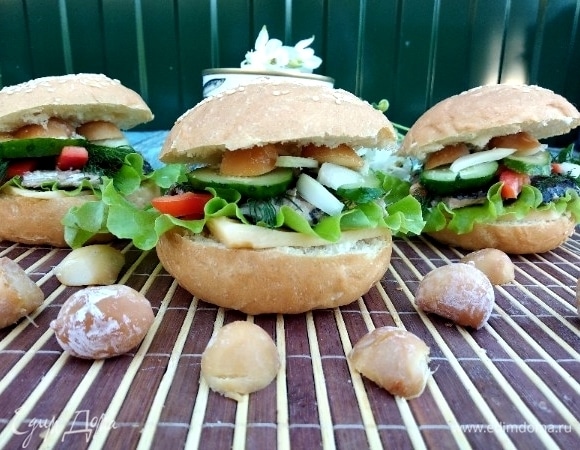 Накрываем нашу конструкцию верхней частью булочки.