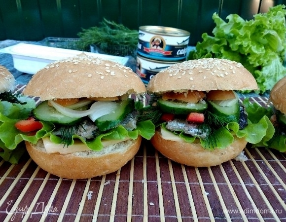 Сочный гамбургер для дома, в походе, в деревне, с собой на работу готов! И не переживаем в нашу жару за здоровье родных и близких, так как о качестве и сохранности рыбки позаботилась ТМ «Капитан Вкусов».