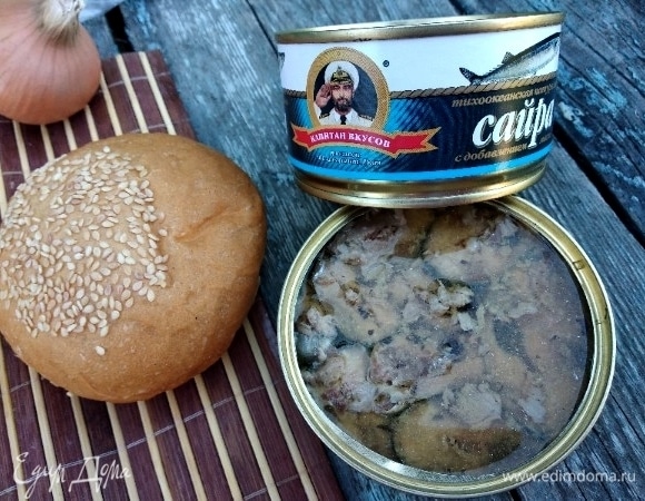 А у нас для добавки пошла в ход вторая банка рыбы от ТМ «Капитан Вкусов». И тут уже каждый сам себе собирал гамбургеры с чем душа пожелает) Хочется отметить, как красиво, плотно лежат рыбки, прозрачный соус, аромат. Ммм... Вкуснятина! А о пользе консервированной сайры, надеюсь, вы сами прочтете и будете приятно удивлены.