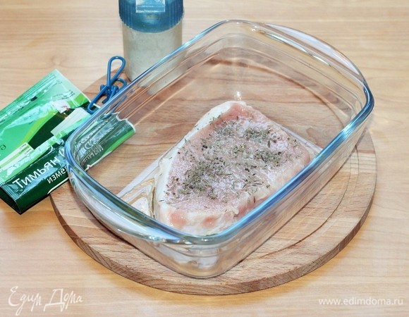Солим сверху стейк (щепотка) и посыпаем мясо тимьяном (1/3 ч. л). Тимьян отбивает запах свинины.