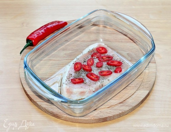 Затем рубим кружочками перчик чили (1/2 шт.) и кладем на кусочки мяса.