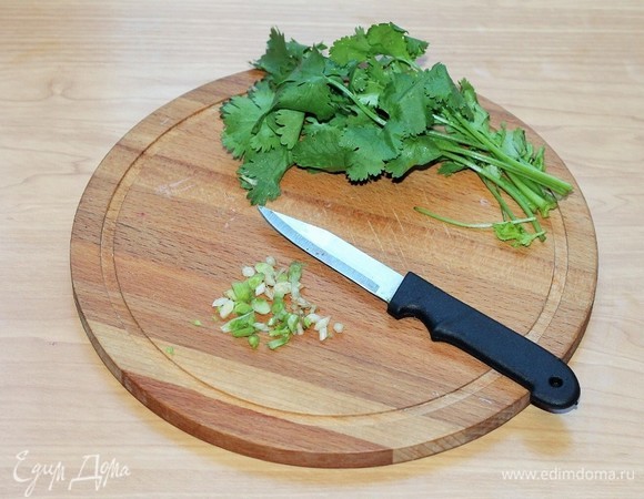 Берем кинзу, отрезаем зелень, корешки хорошо промываем и рубим, кладем на кусочек мяса.