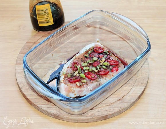 Поливаем сверху мясо соевым соусом (1 ст. л.).