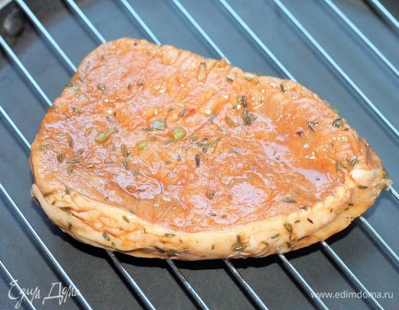 Разогреваем сковороду-гриль или мангал (с решеткой). Со стейка убираем маринад (только овощи) и кладем стейк на раскаленную сковороду-гриль (или решетку). Маслом сковороду и решетку не смазываем. Обжариваем кусочек с двух сторон (~ минут 5 с каждой стороны) до полосочек (если на гриле).