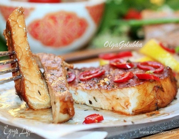 У меня, к сожалению, нет сковороды-гриль, и я готовила мясо на решетке. Как появилась решеточка, выкладываем стейк на блюдо и добавляем оставшийся маринад без жидкости. Температура готового кусочка мяса (внутри, середина), как пишут, должна быть ~ 63°C.