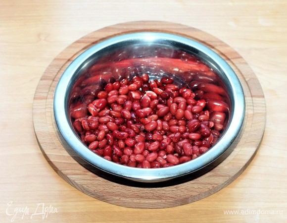 На гарнир или на закуску можно приготовить фасолевую намазку. У меня готовая баночная фасоль (400 г) в собственном соку. Промываем фасоль и выкладываем в сито.