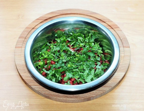 Берем веточки кинзы и мелко рубим. Выкладываем в миску с фасолью.