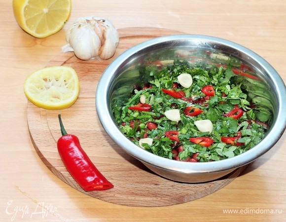 Добавляем оставшийся перчик чили (1/2 шт.), томатный кетчуп, 1 порубленный зубчик чеснока, соевый соус (1 ст. л.), лимонный сок и 1–2 ст. л. оливкового масла, перемешиваем.