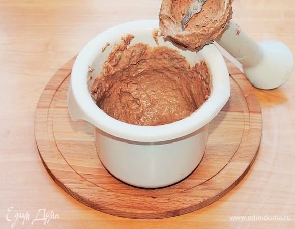 Выкладываем фасолевую смесь в чашу блендера и измельчаем.